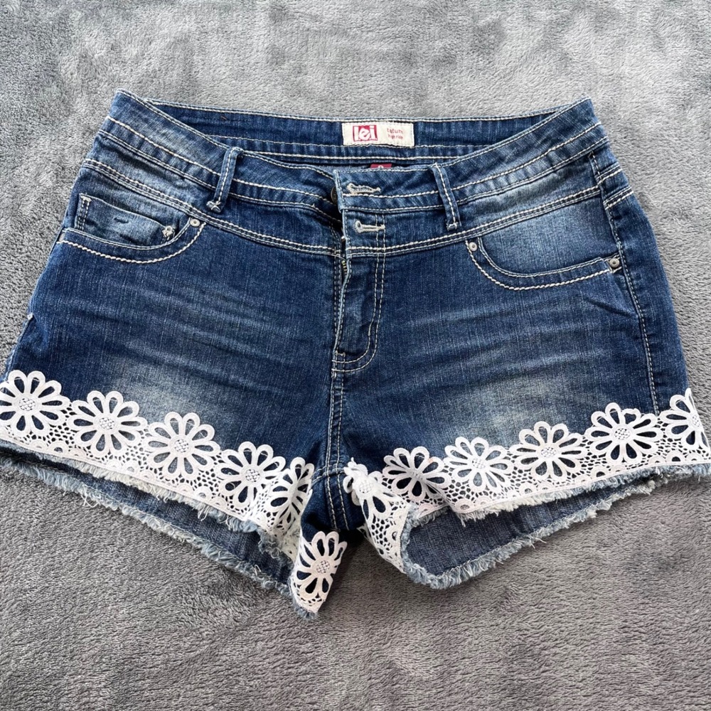 LEI Tatum High Rise Denim Shorts Daisy Lace Trim Crochet Frayed Hem Junior 9 - Picture 1 of 9
